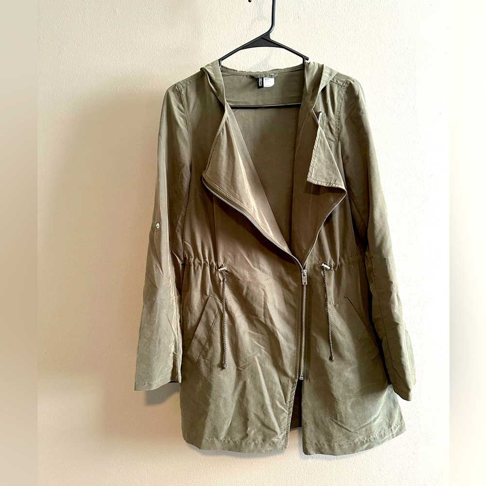 H&M women’s green light weight anorak with hood.  Gently worn.  Size 4